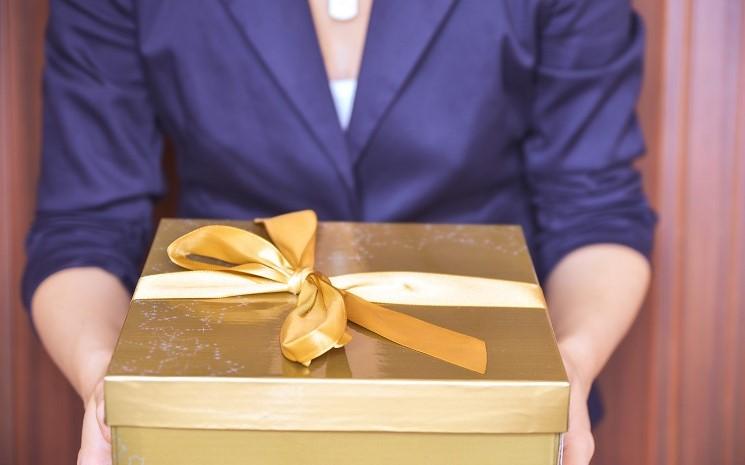 Une personne tient dans ses mains un cadeau 