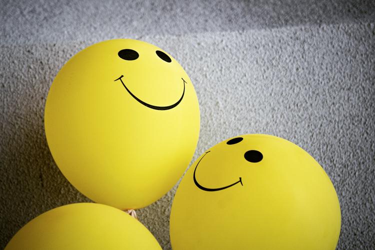 Des ballons smiley jaunes souriants