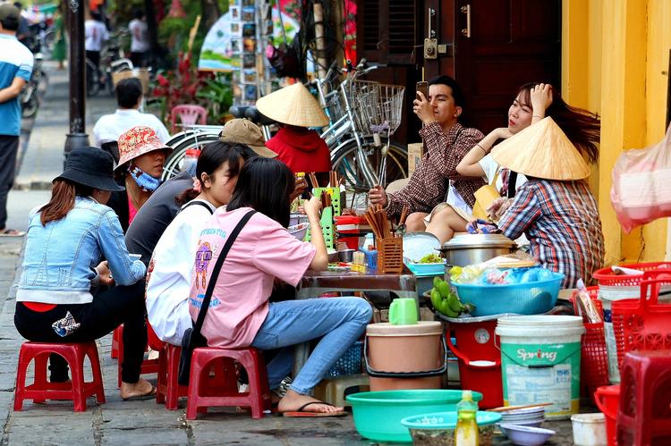 les commerces des grandes villes ferment au Vietnam face à la menace du covid-19