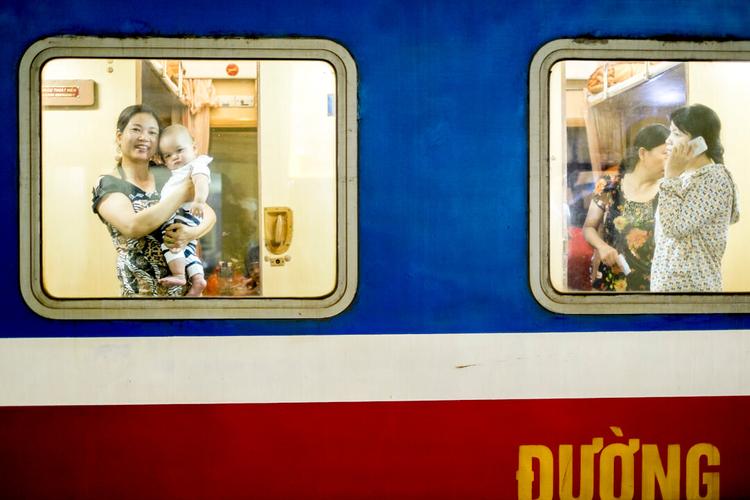 Le train transindochinois Hanoi-Saigon traverse le Vietnam lors d'un voyage de 33h