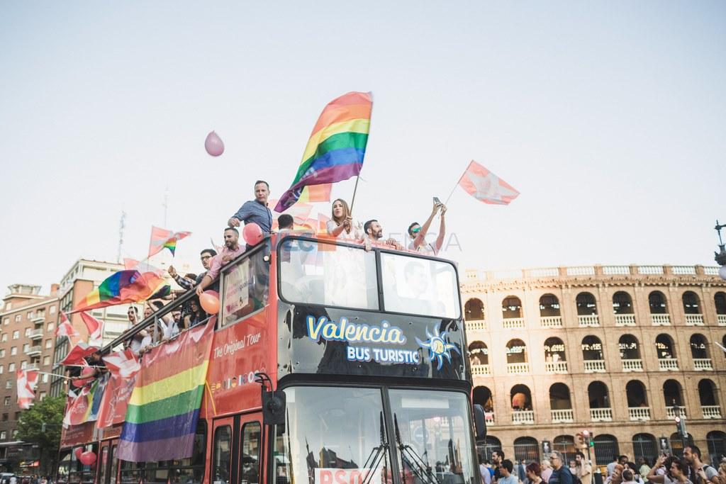 Un bus décoré aux couleurs des Gay Games