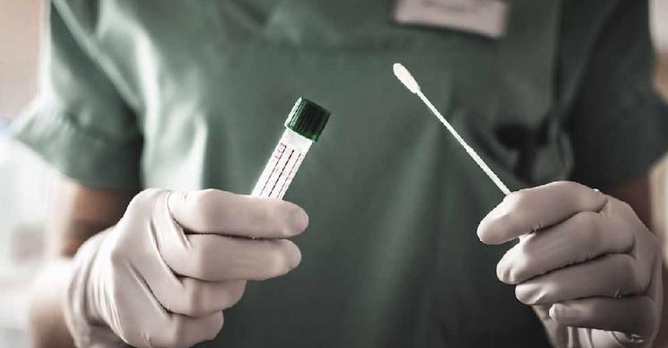 un médecin avec un test pcr dans la main 