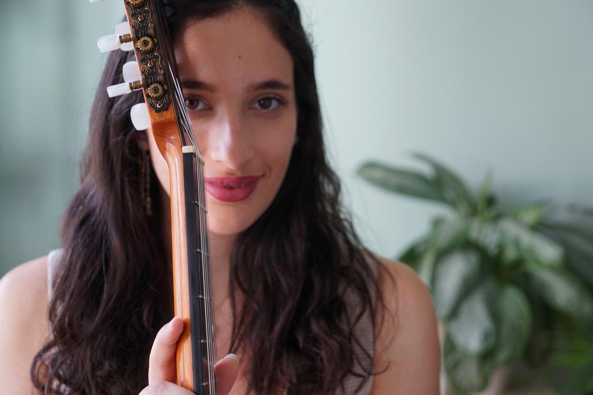 Portrait de la guitariste et compositrice Anaïs Nour