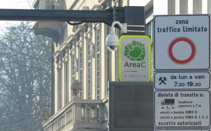 un panneau de péage urbain area C à milan