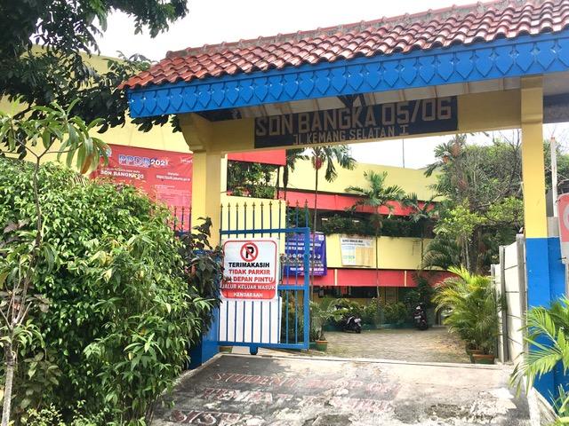 Entrée d'une école de quartier à Jakarta