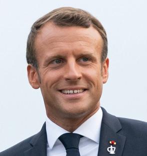 Emmanuel Macron sourit 