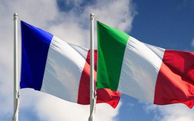 drapeaux de France et Italie dans le ciel