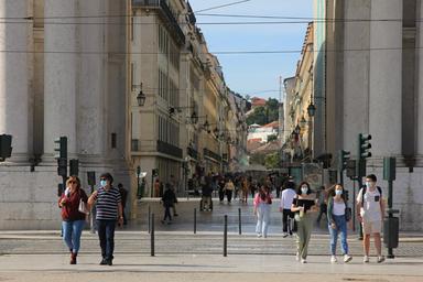 Une rue de Lisbonne déconfinée 