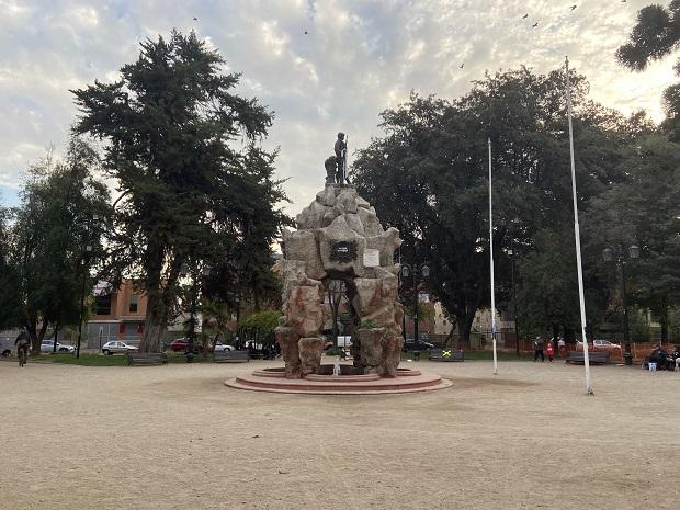 Le Roto Chileno au centre de la Plaza Yungay