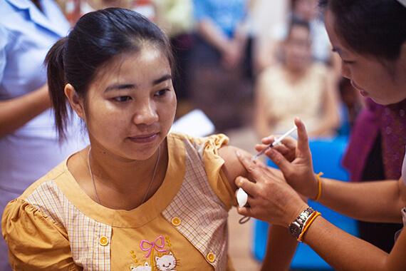 Jeune femme khmère se faisant vacciner