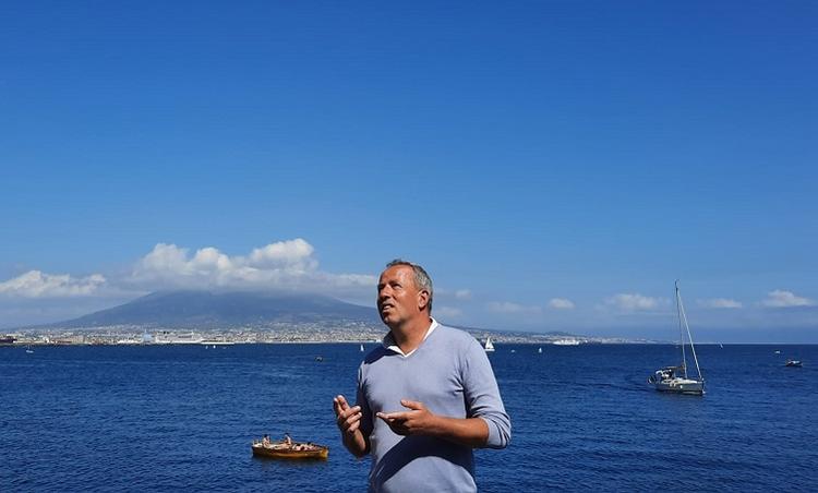 Philippe Vilain devant la mer de Naples