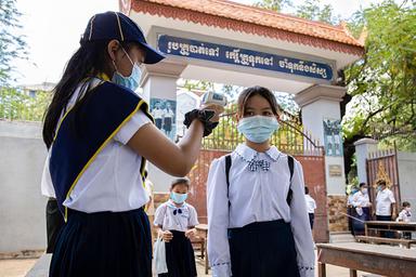 Prise de température à l'entrée d'une ecole cambodgienne Credit UNICEF