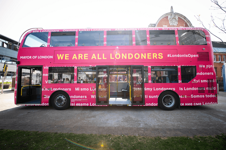 Un bus rouge à l'anglaise de la mairie avec écrit "nous sommes tous londoniens" dans toutes les langues européennes