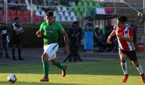 Un joueur de l'Audax Italiano se retrouve en face à face avec un joueur du Deportivo Palestino