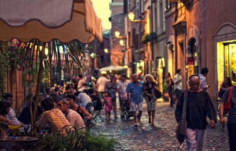 La foule se rassemble dans le quartier de Trastevere