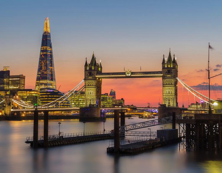 Le Tower Bridge vu de nuit 