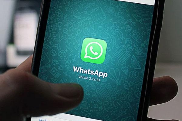 Une personne va prendre rendez-vous pour se faire vacciner sur WhatsApp