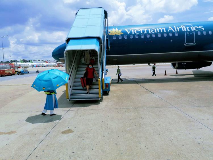 Arrivée d'un avion vietnamien avec des voyageurs internationaux vaccinés