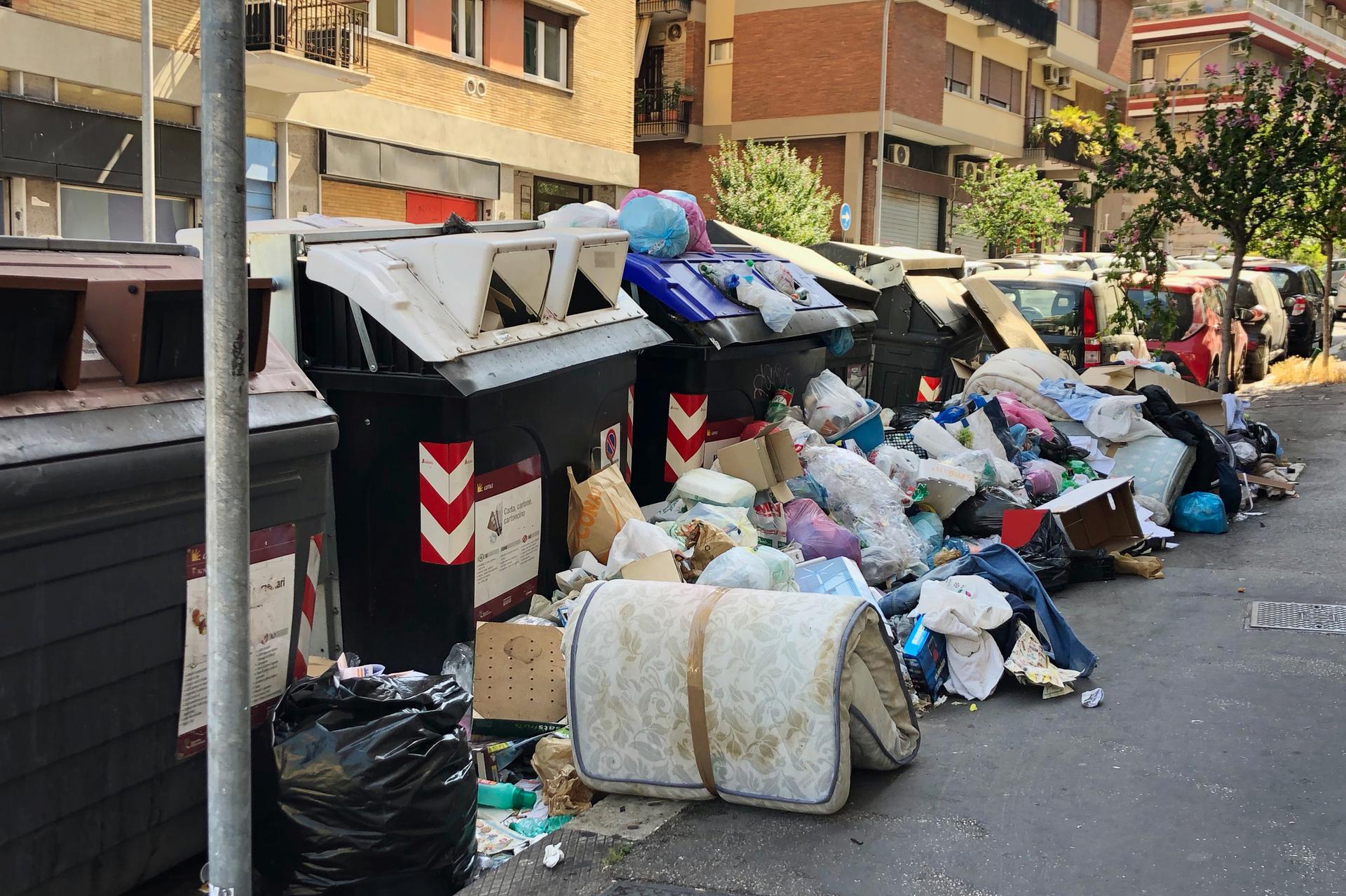 une rue de Rome remplie de déchets