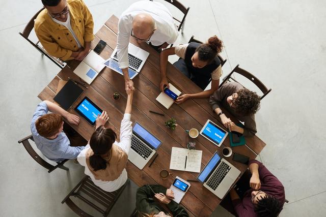 réunion de collègues en entreprise