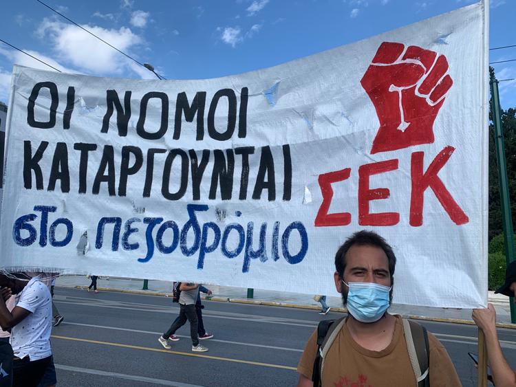 Affiche de manifestants durant la manifestation contre la loi travail à Athènes