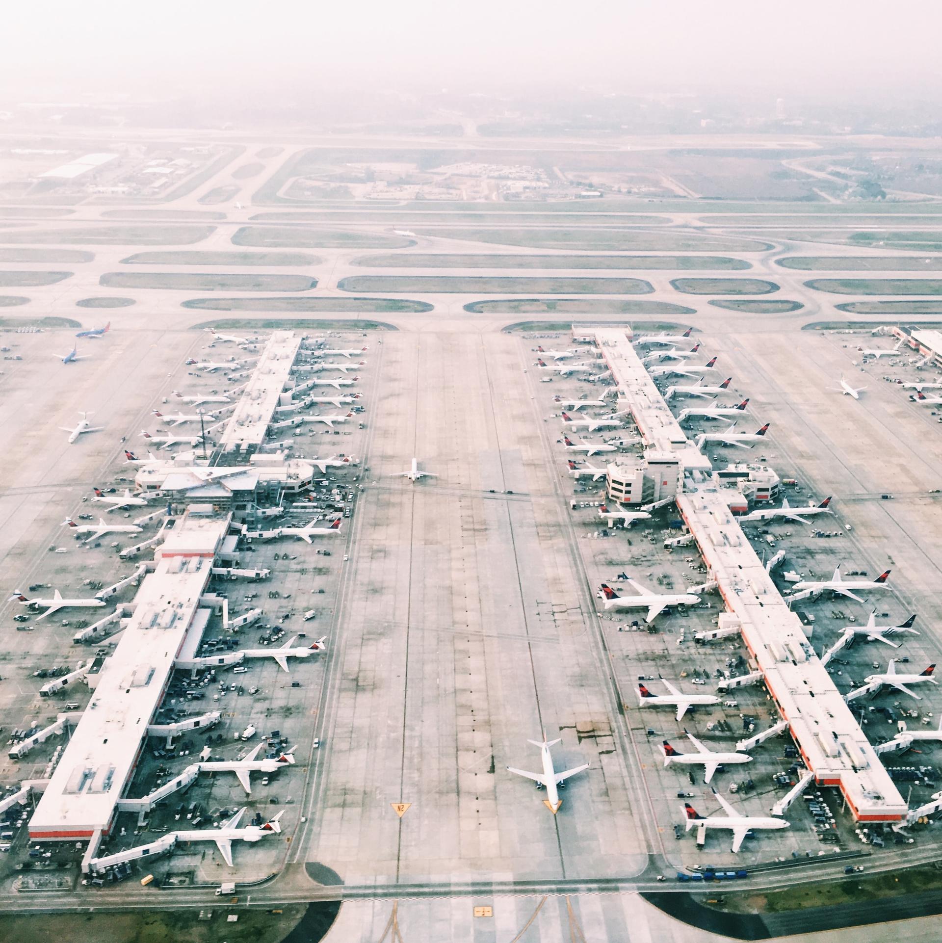 Un aérodrome où plusieurs avions sont garés 