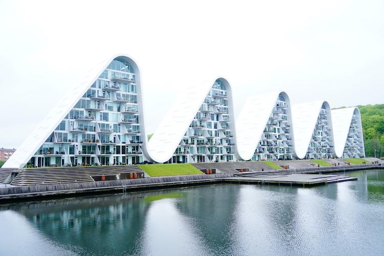 Le complexe résidentiel "the Wave" situé sur le fjord de Vejle au Danemark. 