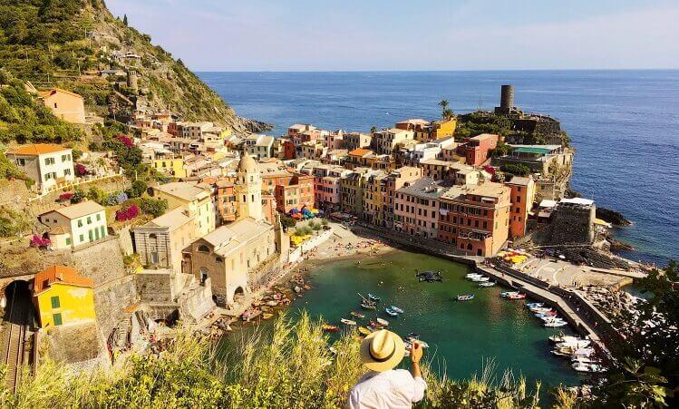 village italien au bord de la mer avec petites maisons et colline