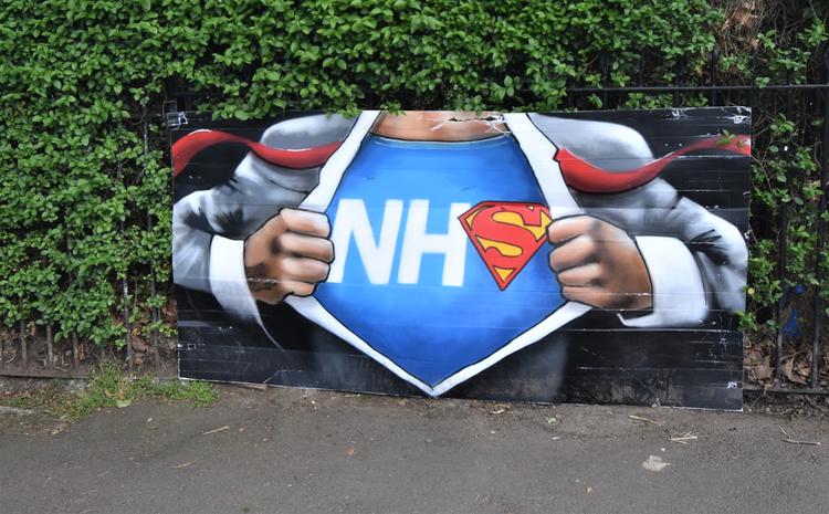 NHS fait office de déguisement de superman