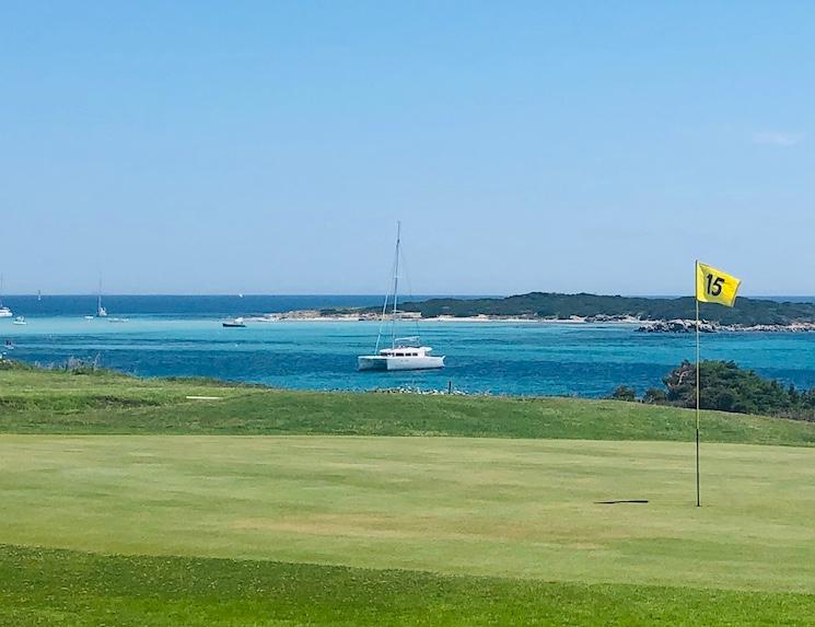 Le golf de Sperone qui donne sur la mer à proximité de Bonifacio 