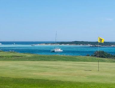 Le golf de Sperone qui donne sur la mer à proximité de Bonifacio 