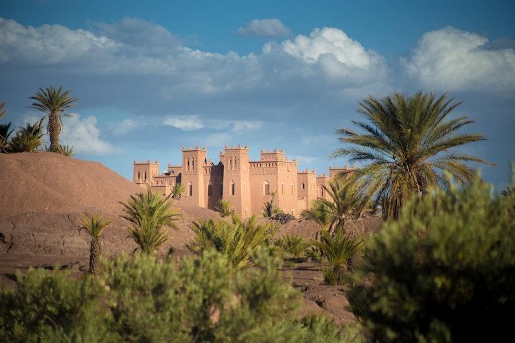 Un chateau au Maroc dans le desert sous une vague de chaleur