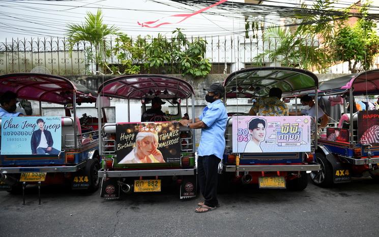 Des Tuk-tuk a Bangkok arborant des stars de la K-pop