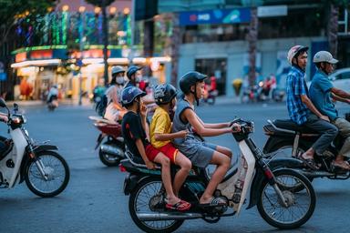 Des adolescents sur un scooter qui vont dans un centre de vaccination au Vietnam