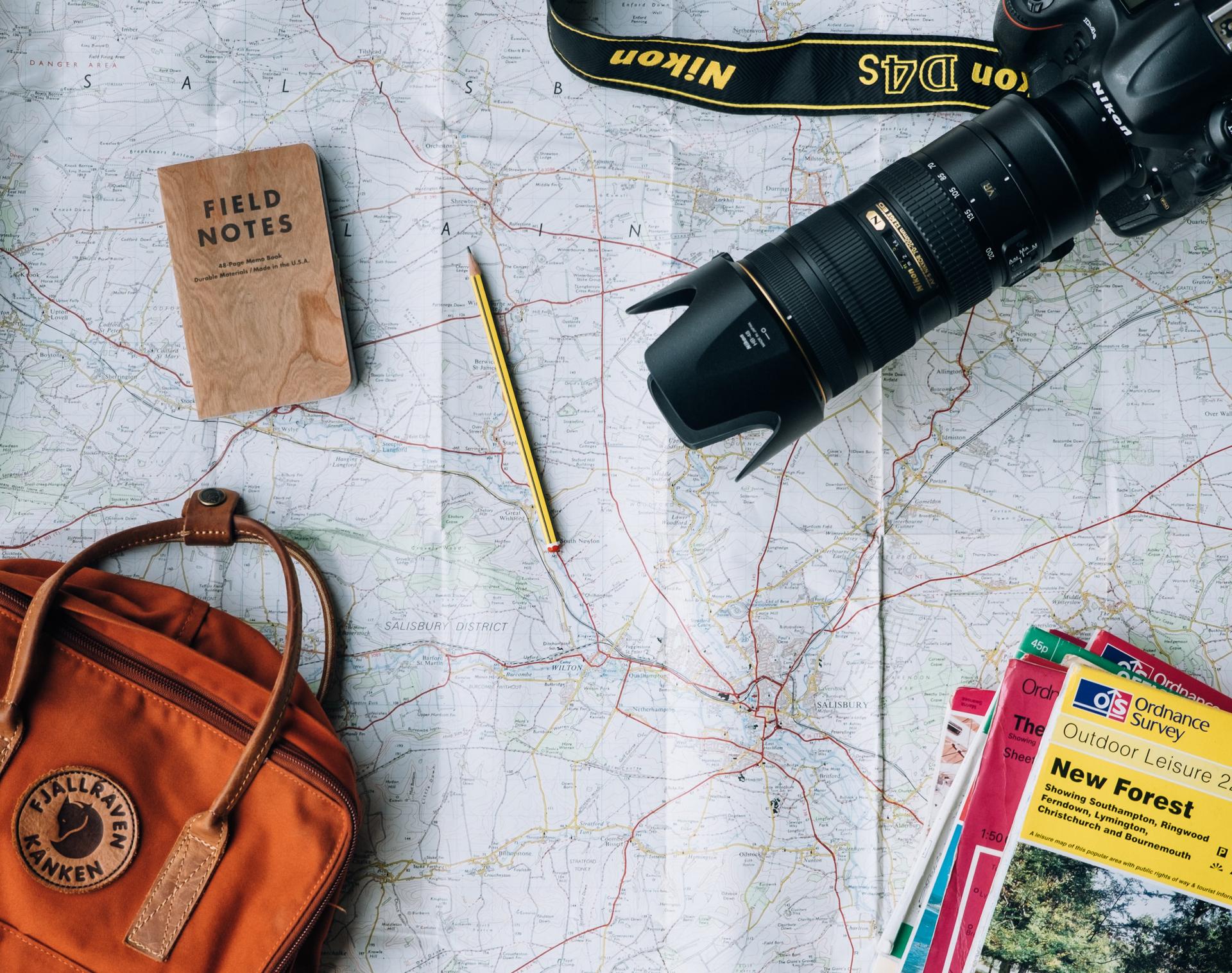 Tout le nécessaire à un road trip sur une table 