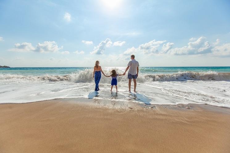 une famille sur la plage