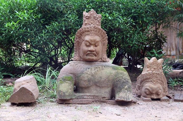 buste d Asura trouvé à la porte ouest d'angkor thom 