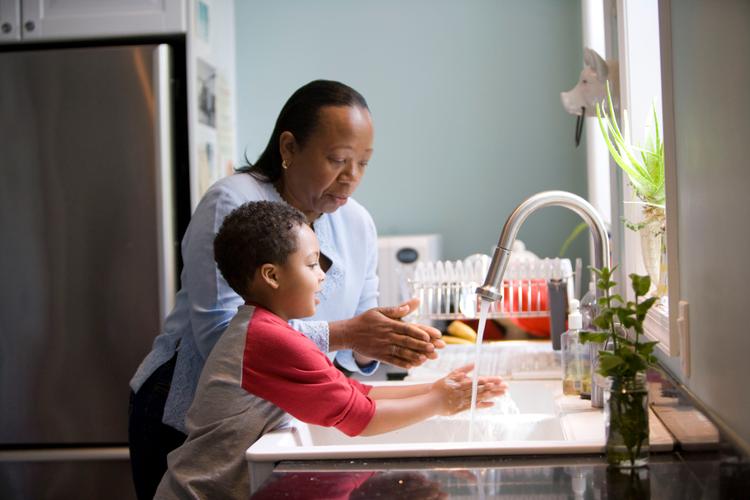 Une mère et son fils se lavent les mains