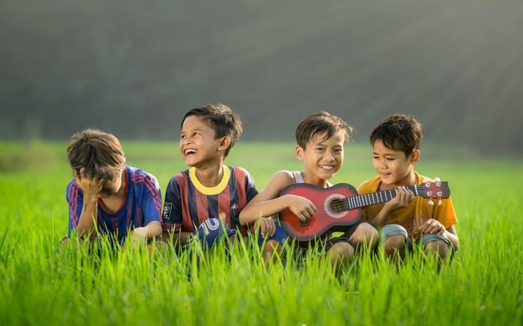 des enfants dans un champ en Asie