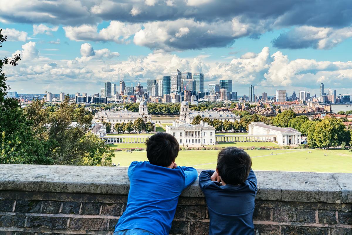 Deux enfants admirant la vue de Londres