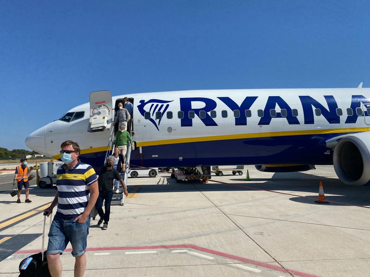 Des passagers débarquent d’un vol Ryanair sur l’aéroport de Malaga