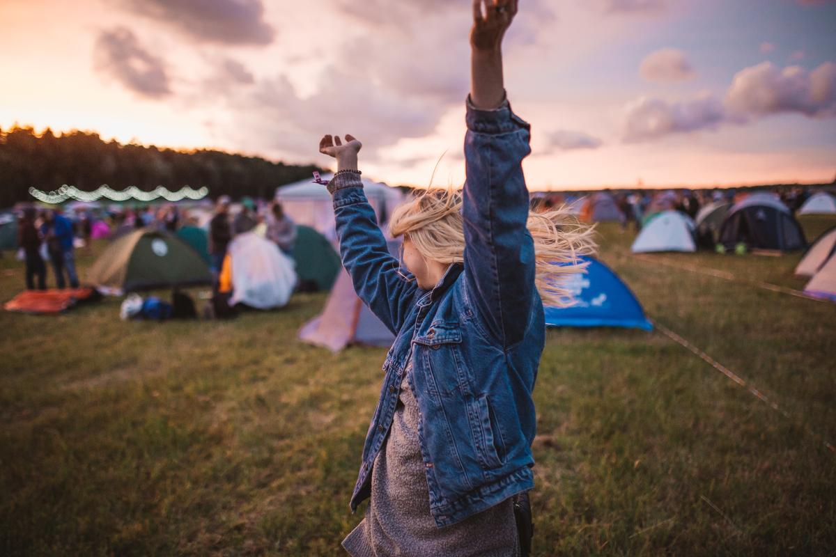 Une personne dansant dans un festival