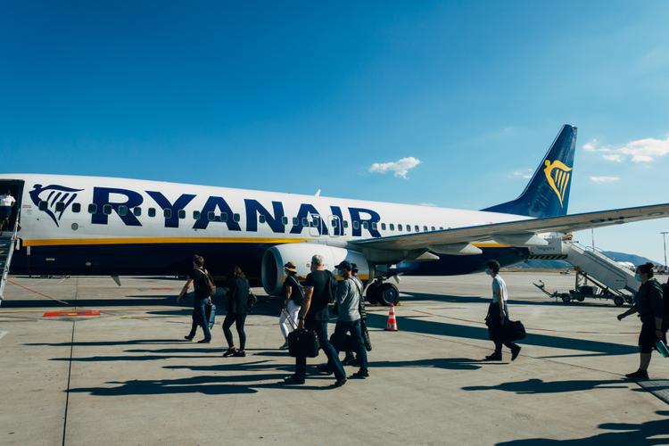 Des passagers embarquant dans un avion Ryanair