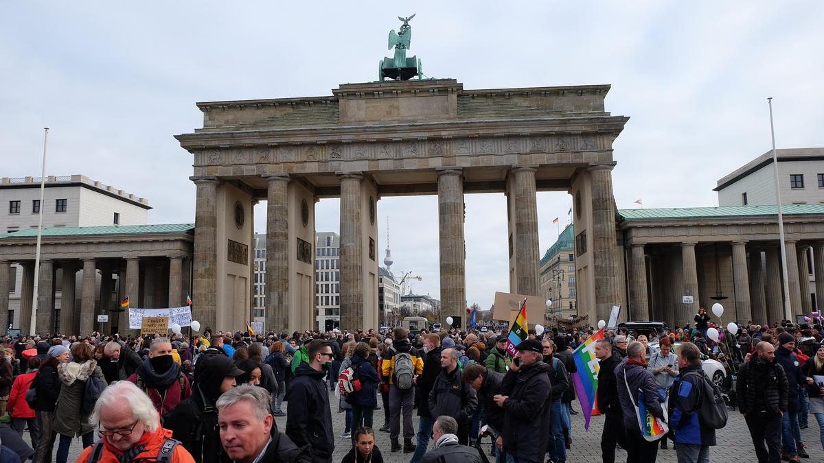 Des manifestants devant la Porte de Brandebourg