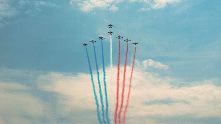 Des avions rafales qui fendent le ciel avec les couleurs du drapeaux français