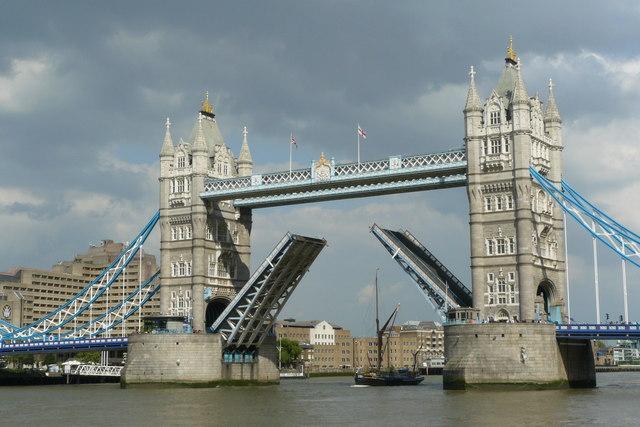 Tower Bridge en position relevée