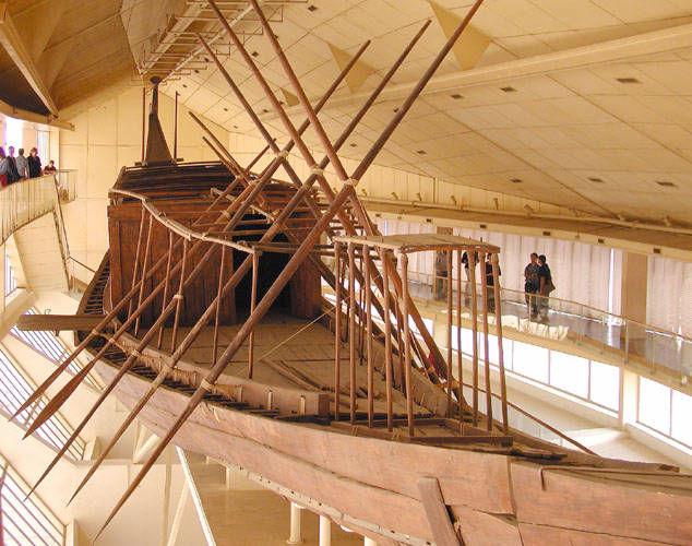 La barque solaire de Khéops est arrivée au Grand musée égyptien du Caire