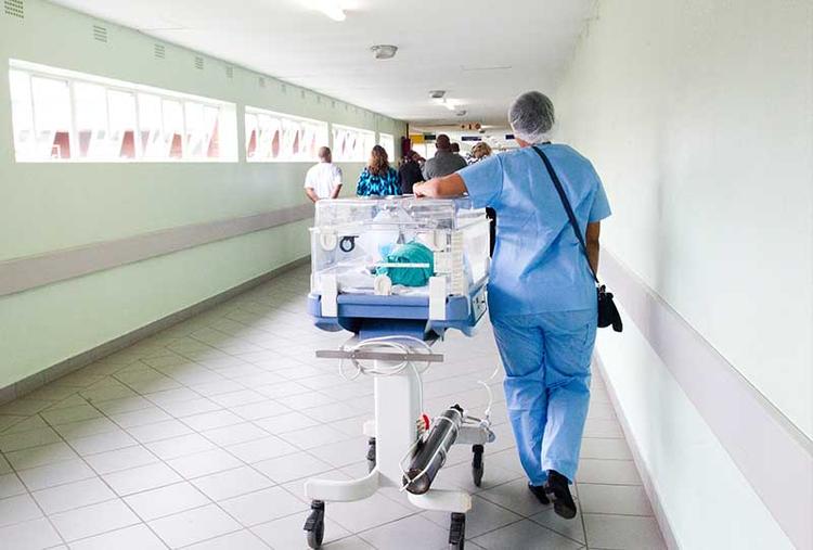 Des médecins emmenent un patient dans un hôpital