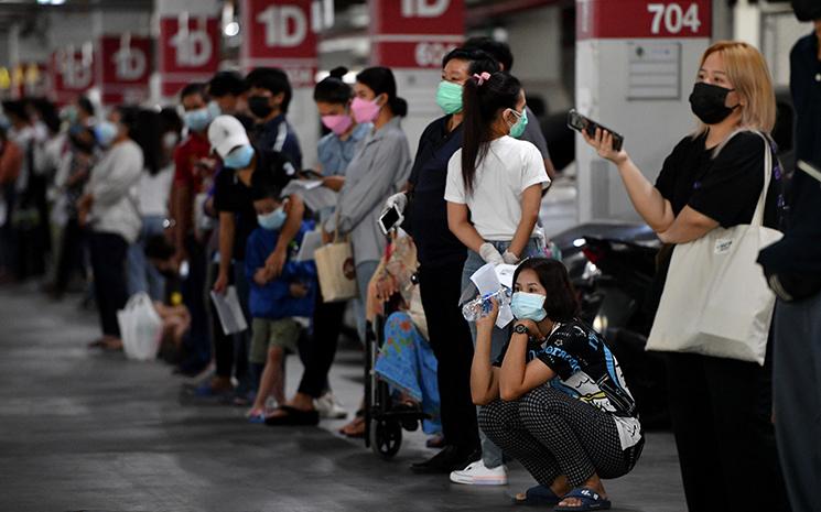 File-attente-quai-gare-thailande