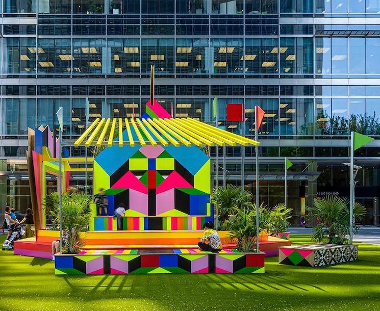 Installation colorée à Canary Wharf signée de l'artiste Morag Myerscough